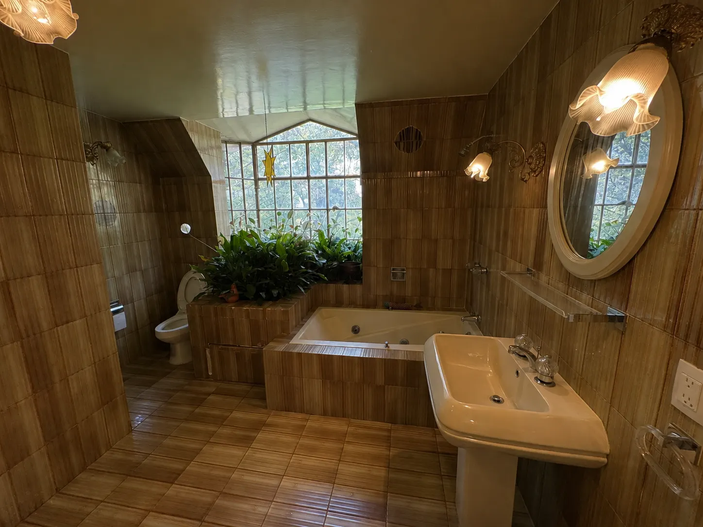 Baño 2 — Baño completo con tina.