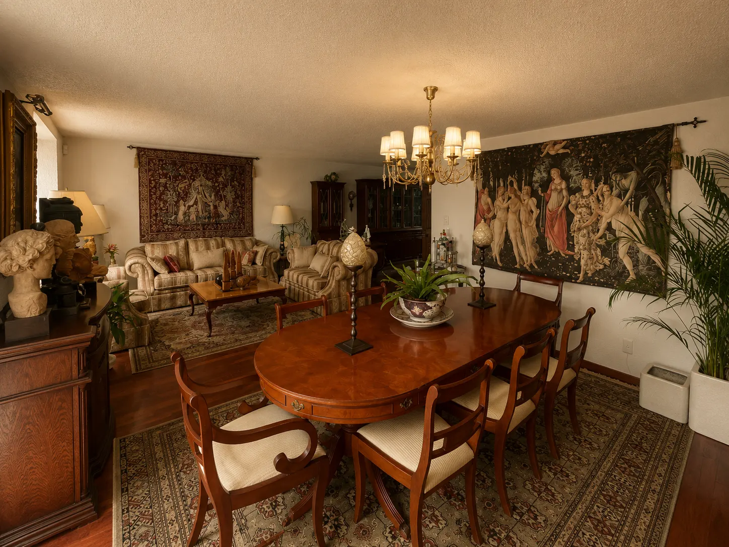 Comedor — El comedor comparte la presencia constante del paisaje.