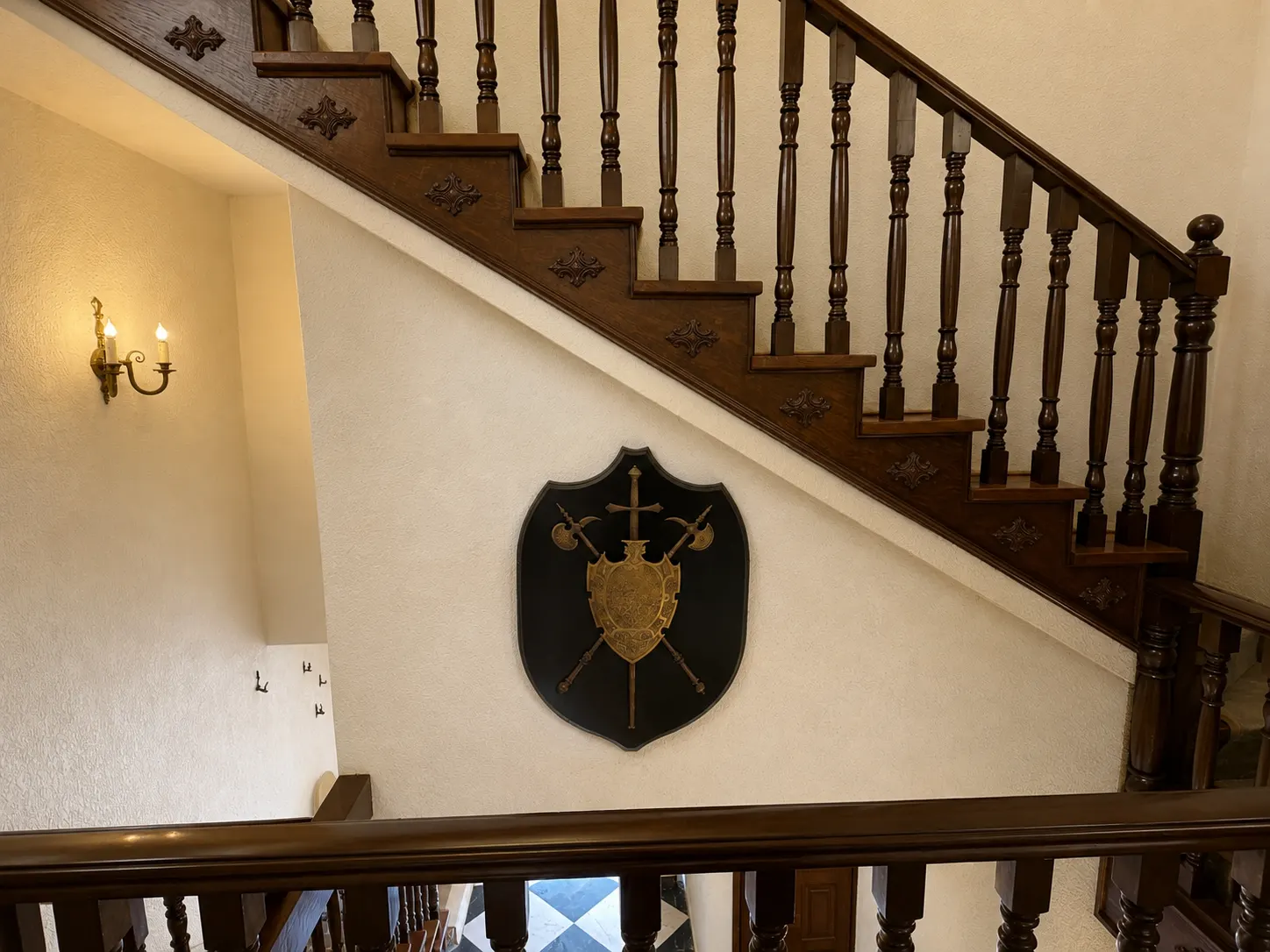 Escalera de madera tallada